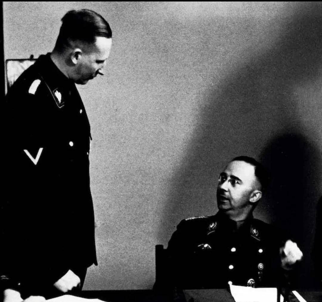 希特勒办公桌图片