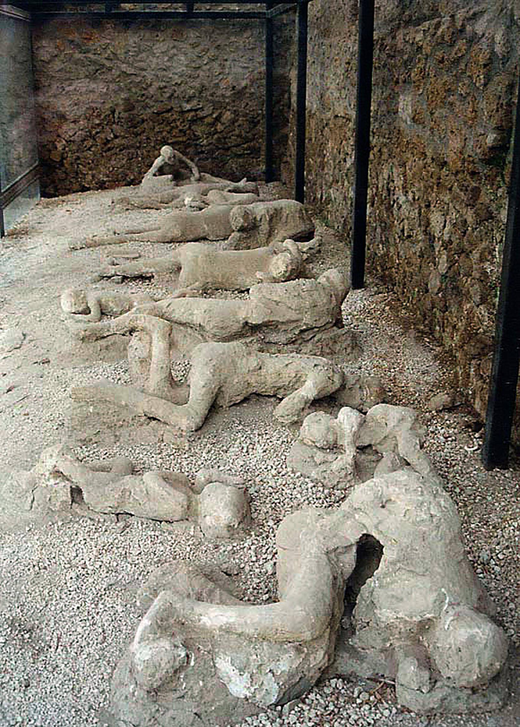 庞贝火山是如何用1次喷发,将2万人变成石像,一夜倾灭整座城的?