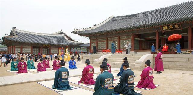 古代大臣上朝,为什么手上都拿个板子,有什么作用呢