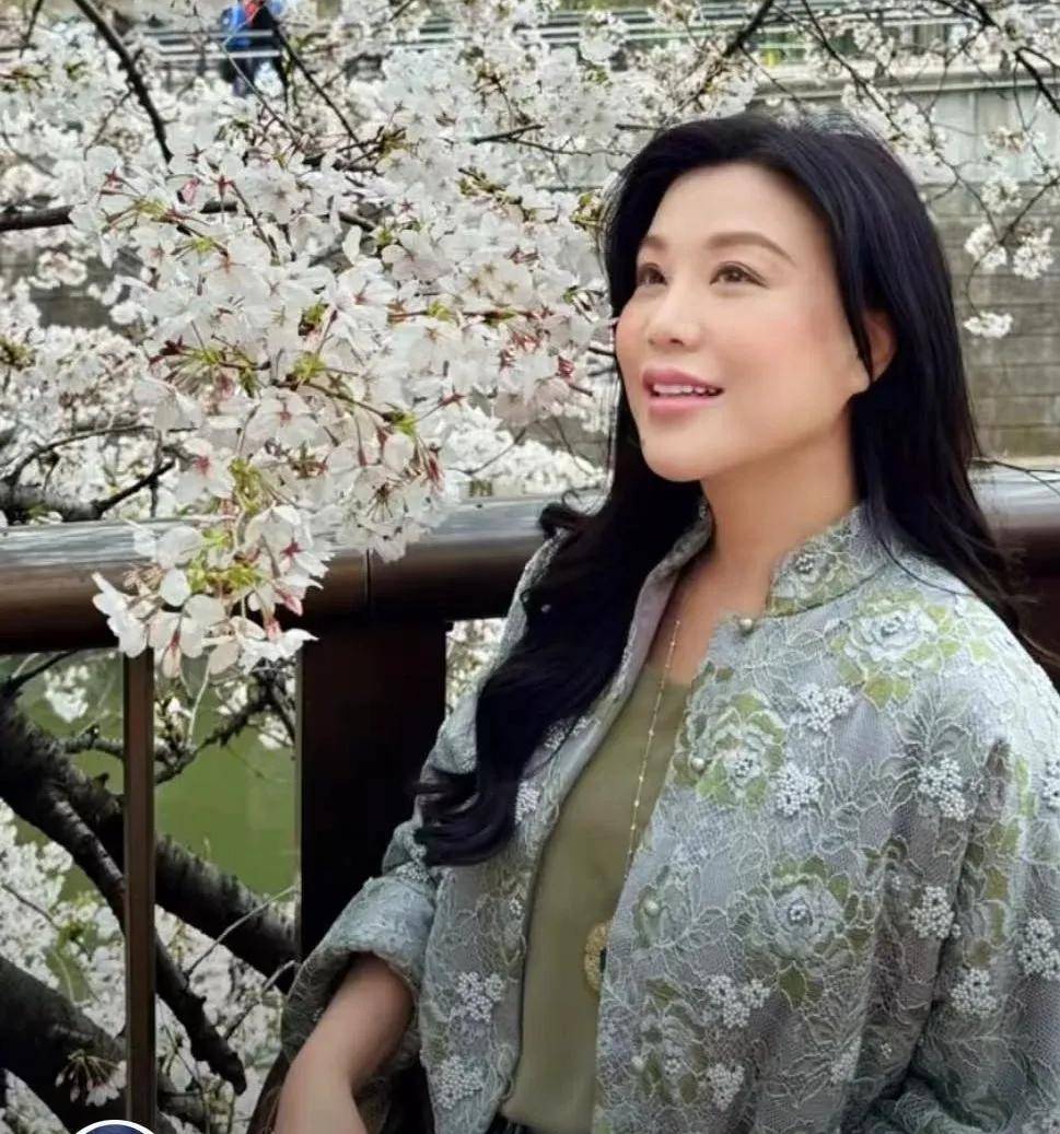 70岁吕良伟与三婚娇妻看樱花,穿搭时髦大15岁的他抢尽风头!