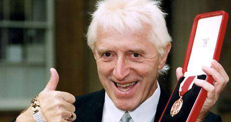 英国国宝主持人性侵500名女性,媒体掩盖罪行60年,死后才遭控诉