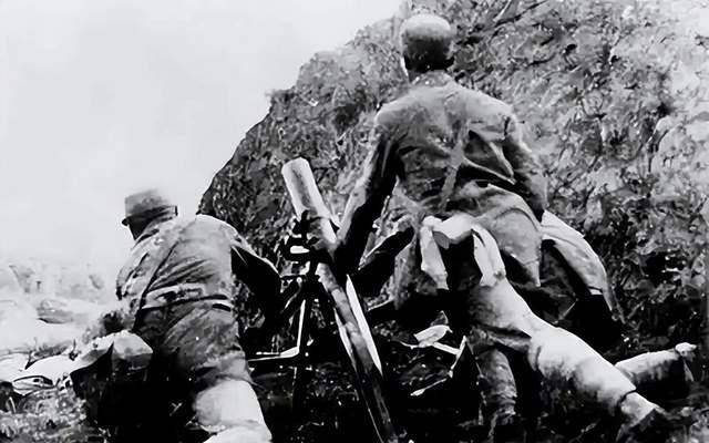 华中班长发现屋顶瓦片又小又脆,看了一眼墙角后大喜:我有办法了