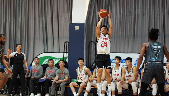 中国男篮观察:林葳赵维伦稳定发挥,杨瀚森表现平淡,锋线之争激烈