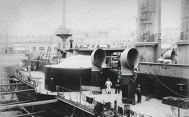 北洋水师的定远舰,主炮炮塔看上去和不屈号一样,其实大不相同