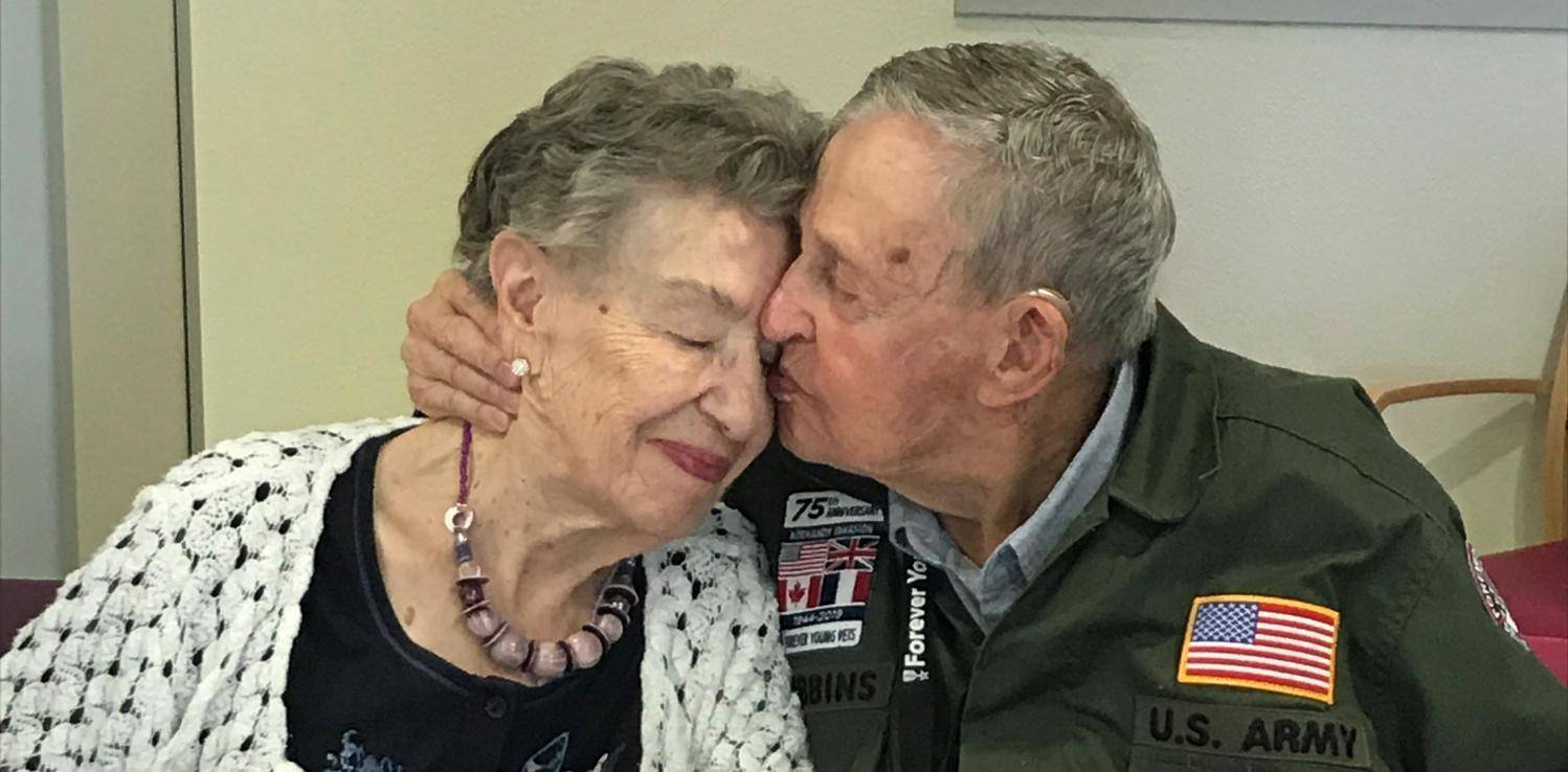 75年后,美国98岁老兵与92岁初恋重逢:我依然爱你