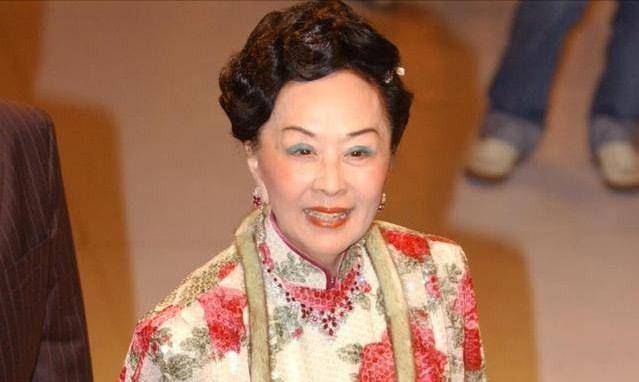 98岁香港名媛去世:爱穿旗袍戴帝王绿,名下有300间商铺345套公寓