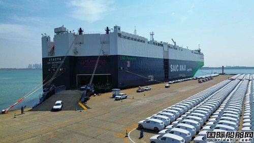 全球现役装载量最大清洁能源汽车运输船首靠天津港