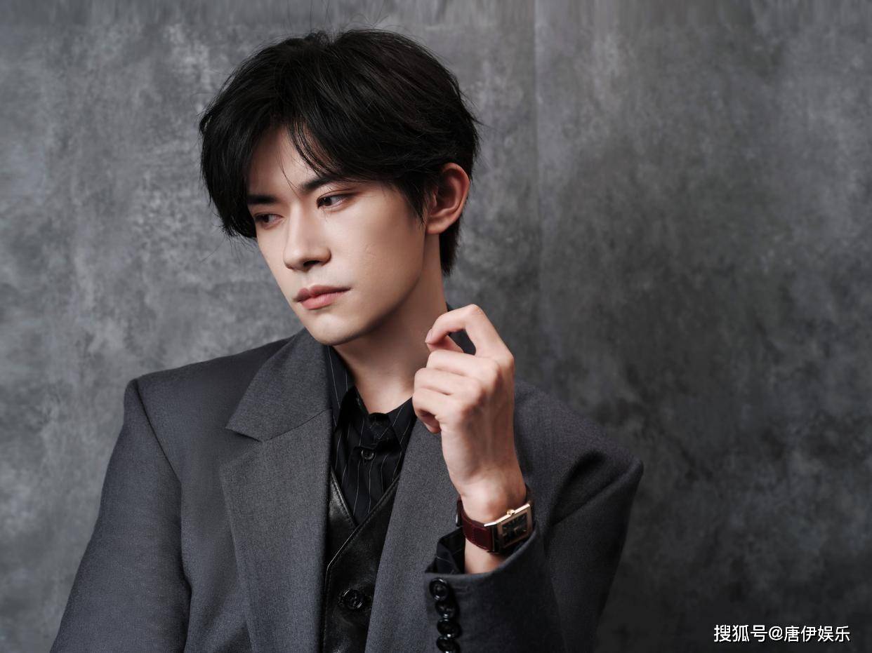 tfboys易烊千玺荣获bazaar年度icon,展现真我风采