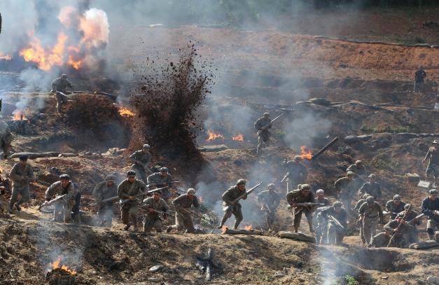 当敌人进入伏击圈时,陈长平一声令下,三连一排的几