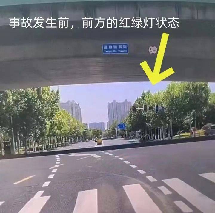 银柿财经获得的一段记录事发过程的视频显示,在大巴直行方向一共有三