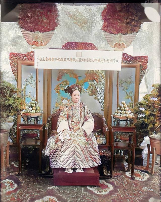 慈禧照片中最顶配的服饰照,小王爷相貌不起眼却霸气十足