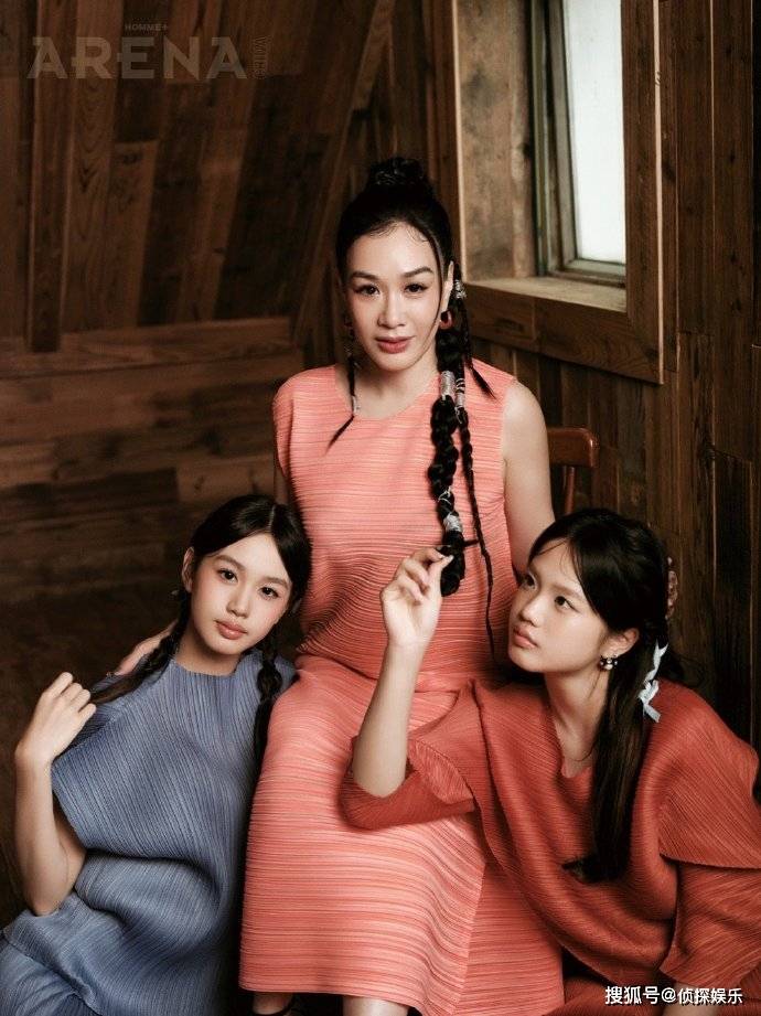 钟丽缇与俩女儿合拍大片,考拉姐妹妆造成熟,超高颜值美过妈妈_jaden