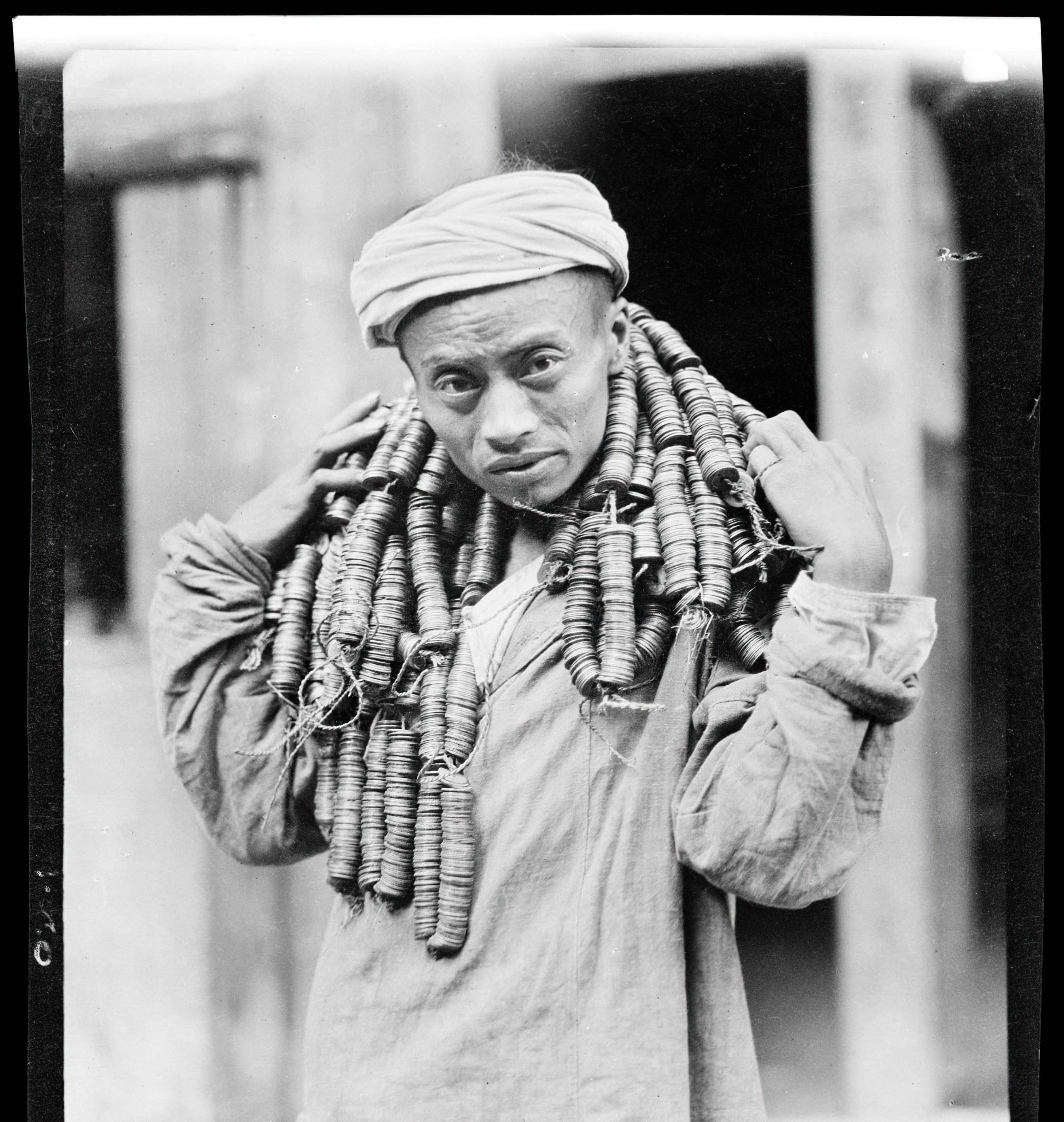 高清照片,清末民初百姓生活,一张老太太的照片,不像好人