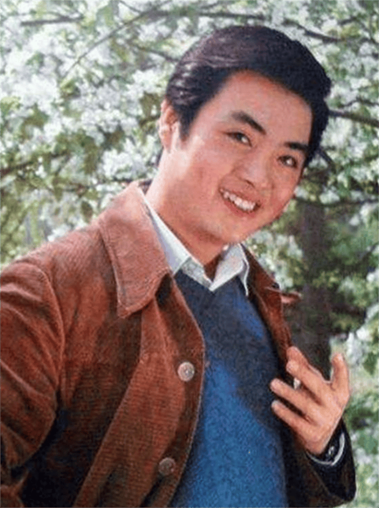 70岁老戏骨毛永明:携妻子定居美国,从美男子变成光头令人认不出_电影