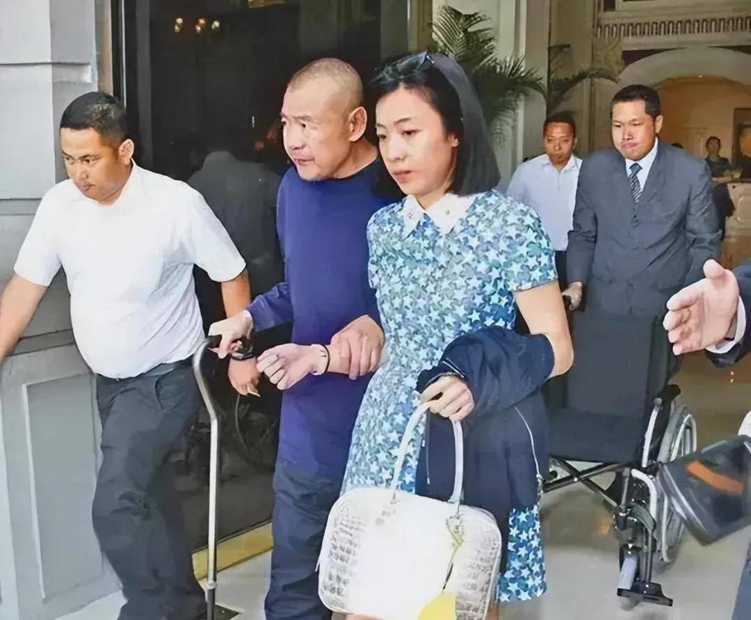 她布局15年,分走刘銮雄七百亿身家后原形毕露,网友直呼手段高明_甘比