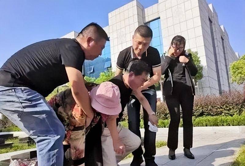 这位老人叫景宝龙,他在一座墓碑前长跪不起,呼唤着姐姐,姐姐.