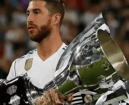 皇马在训练场领取西甲冠军奖杯