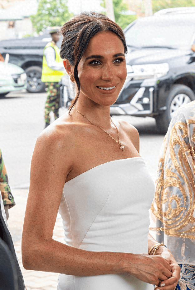 梅根在尼日利亚第二天放大招!穿抹胸白裙惊艳亮相,小肚腩很真实