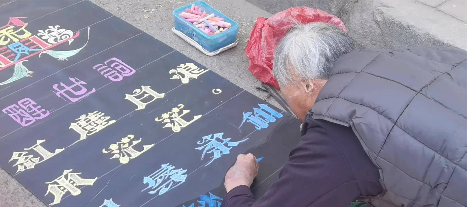 有"尊严"的乞丐崔显仁:苦练10年粉笔字,从乞丐变成千万富翁