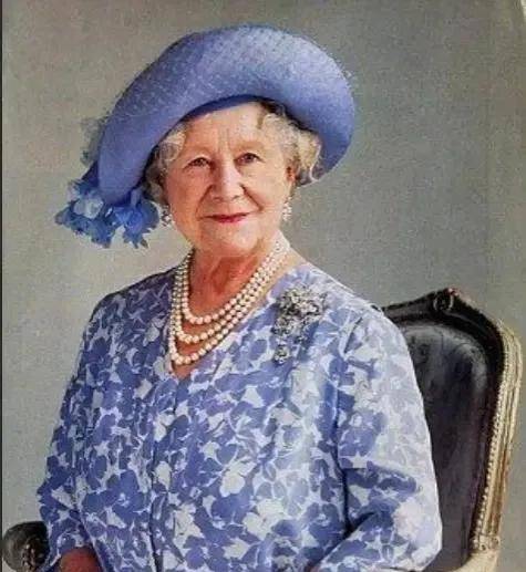 自1952年起,她的官方头衔是,"伊丽莎白王后,女王的母亲",中文通译为"