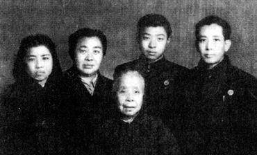 丁玲:两段三角恋,狱中为叛徒生女,嫁小13岁丈夫,相伴44年