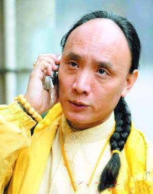各种公众场所中高呼自己是"多尔衮的第十世孙","末代皇帝溥仪的堂弟"