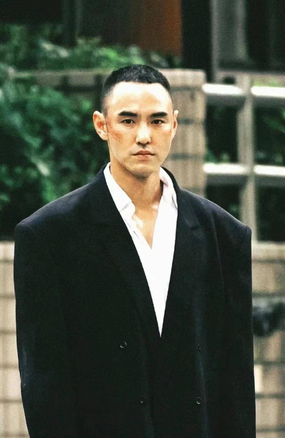 已经41岁的阮经天,不仅身材养眼,一张脸与年轻时基本没有区别,甚至更