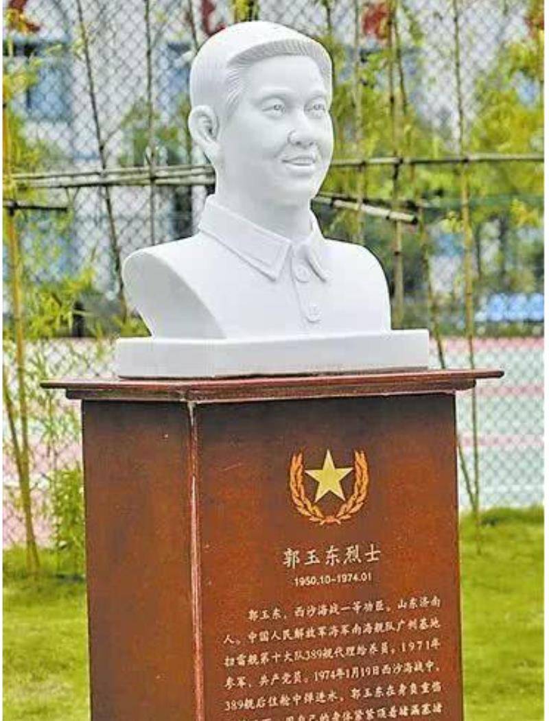 战斗结束了,官兵们搜寻伤亡战友,24岁的郭玉东消失了.