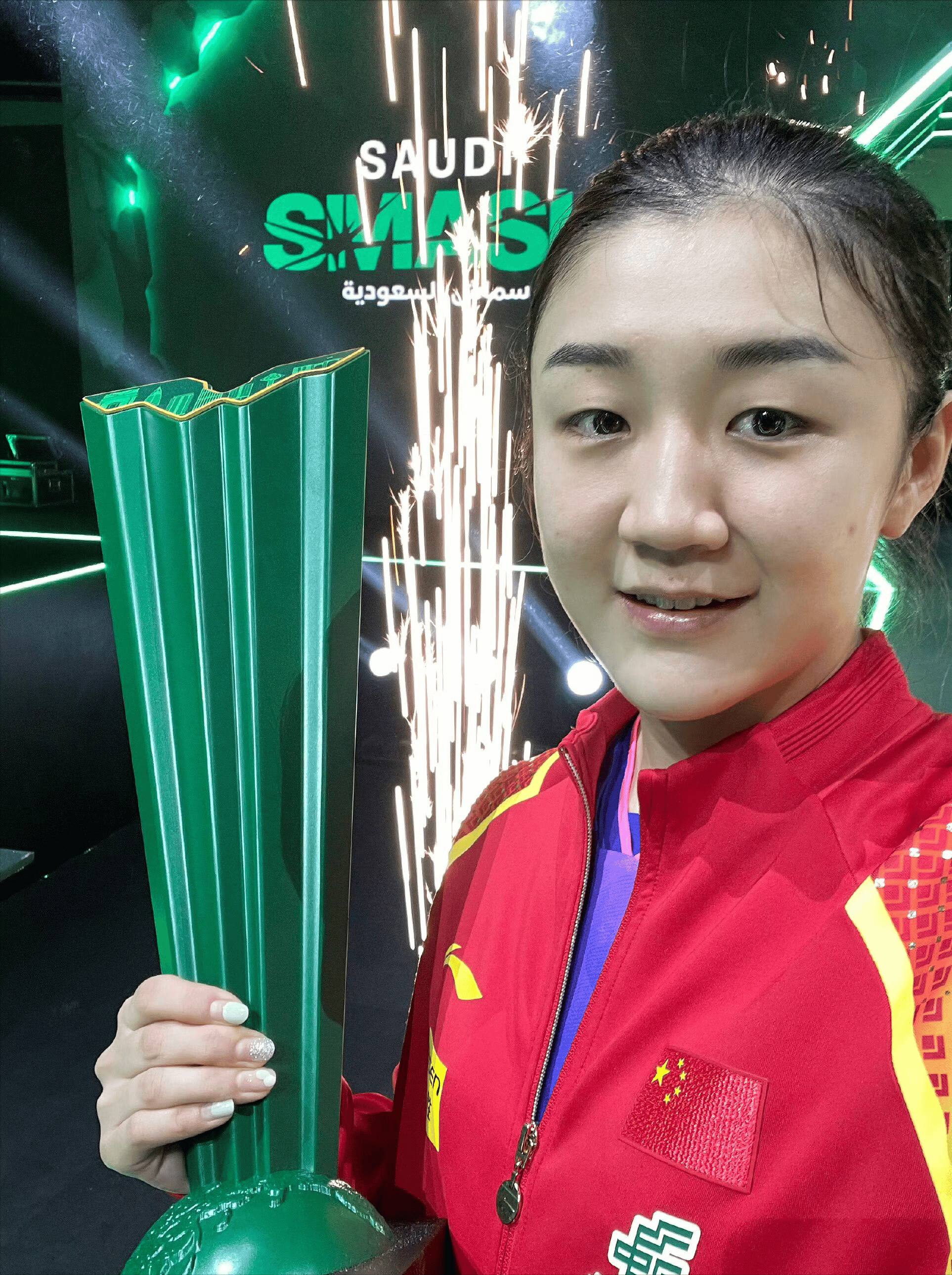 王楚钦陈梦吉达留下冠军身影,现场球迷见证辉煌时刻,国乒有面子