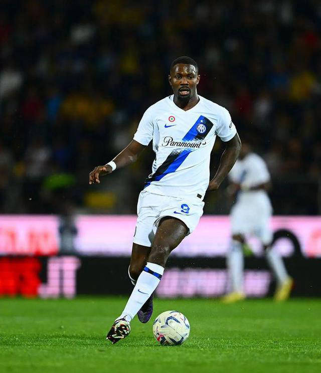 如本赛季表现卓越的年轻前锋苏莱,从皇马租借而来的雷尼尔-热苏斯