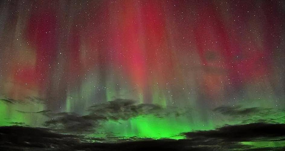 当这些带电粒子撞击地球磁场,便会产生美丽的极光现象.