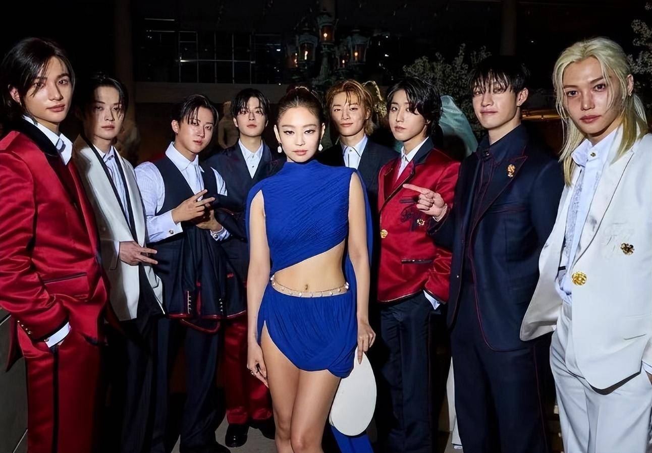 得矮,比例虐,一张侧颜和男团合影图,又被吐槽是ktv卖酒小妹和牛郎团队