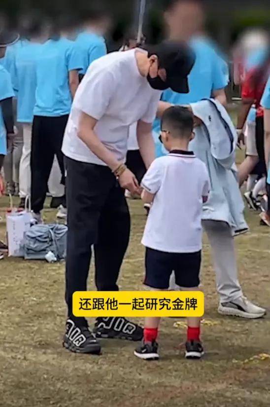 冯绍峰出席儿子运动会,父子合力拿金牌,赵丽颖缺席引争议