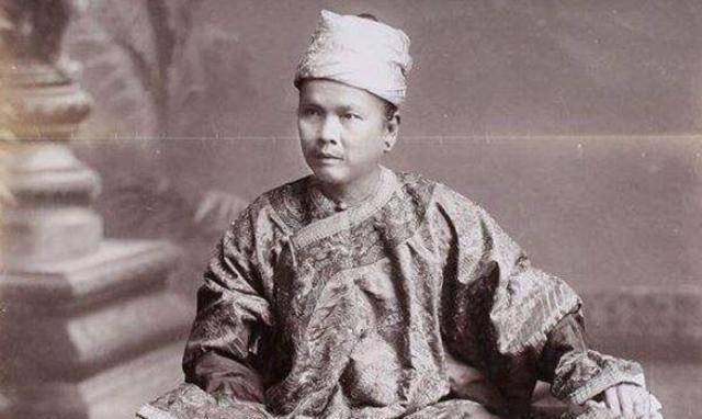 贡榜王朝灭亡后,末代皇帝锡袍被迫远离家乡,踏上印度的国土.