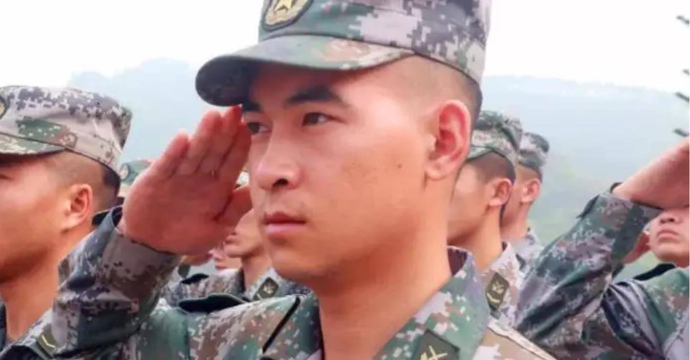 "排雷英雄"杜富国痛失双手双眼,和平年代获一等功,享受啥待遇?