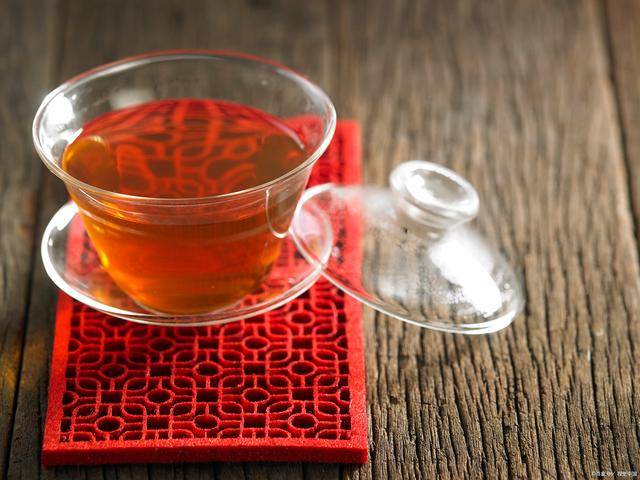 孕妇喝茶的原则:孕妇宜喝绿茶,不宜喝红茶,并且应避免喝浓茶.