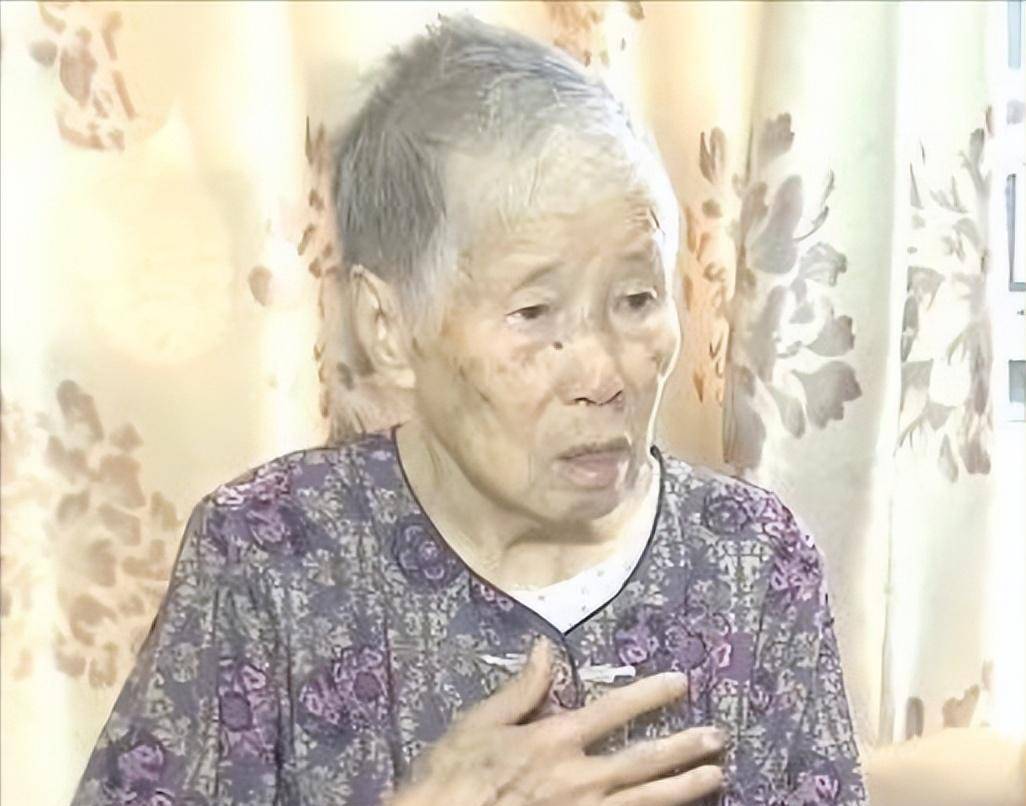 6月9日的早上,他们的母亲,已经94岁的李凤玲出门买菜,结果回来时在