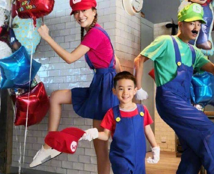 应采儿晒jasper作业,用"浪费"造句,网友:"山鸡哥"后继有人