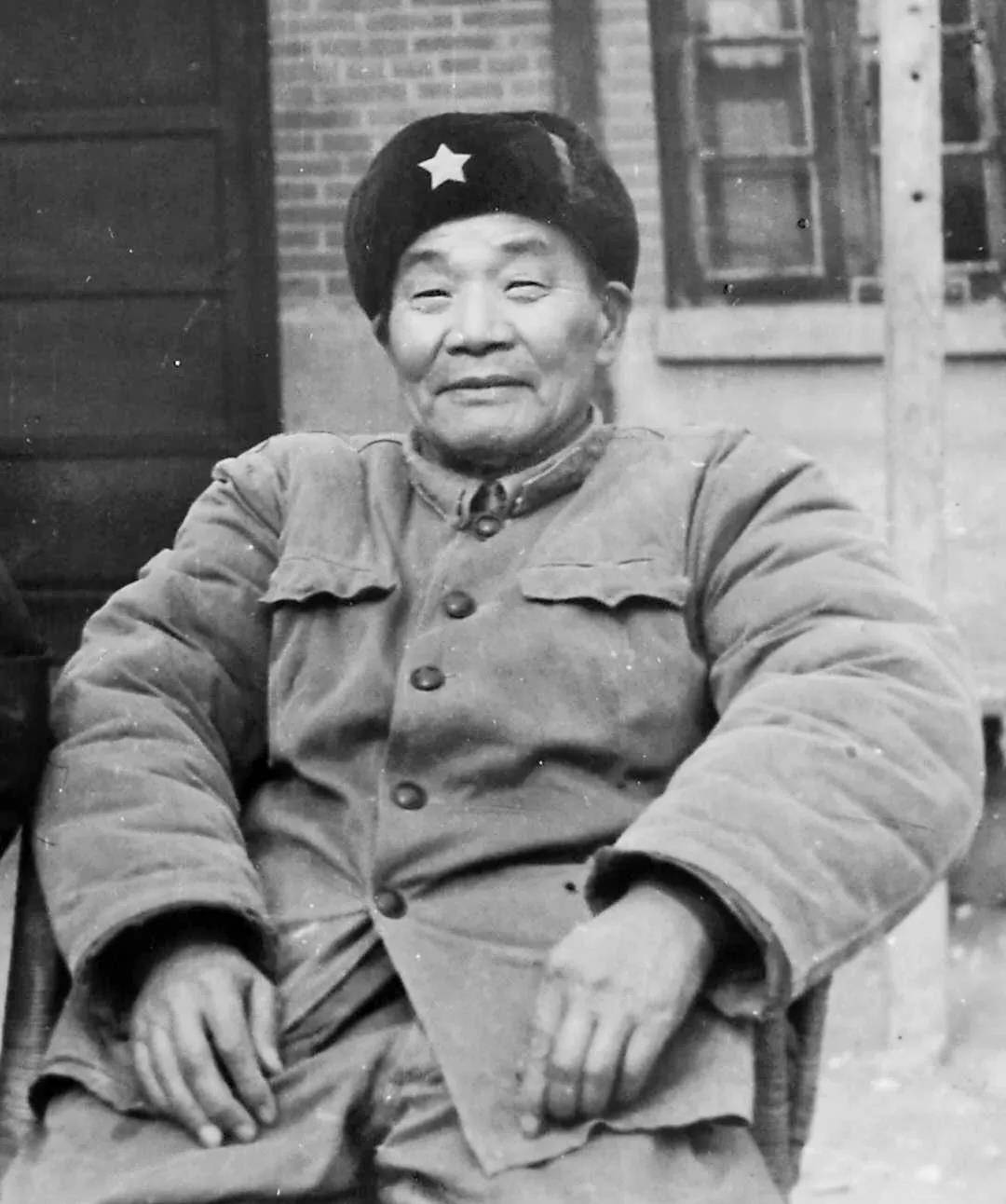 血战对崮峪:八路军和第51军携手杀敌,14勇士誓死不屈跳悬崖