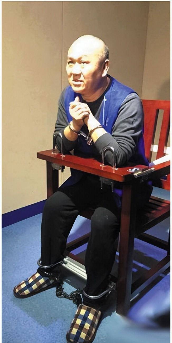 他亡命天涯16年,靠赃款娶4个漂亮妻子生12个娃,落网时身家上亿