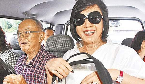 45岁侯佩岑母亲节晒全家福,携总裁老公秀恩爱,父子三人皮肤黝黑