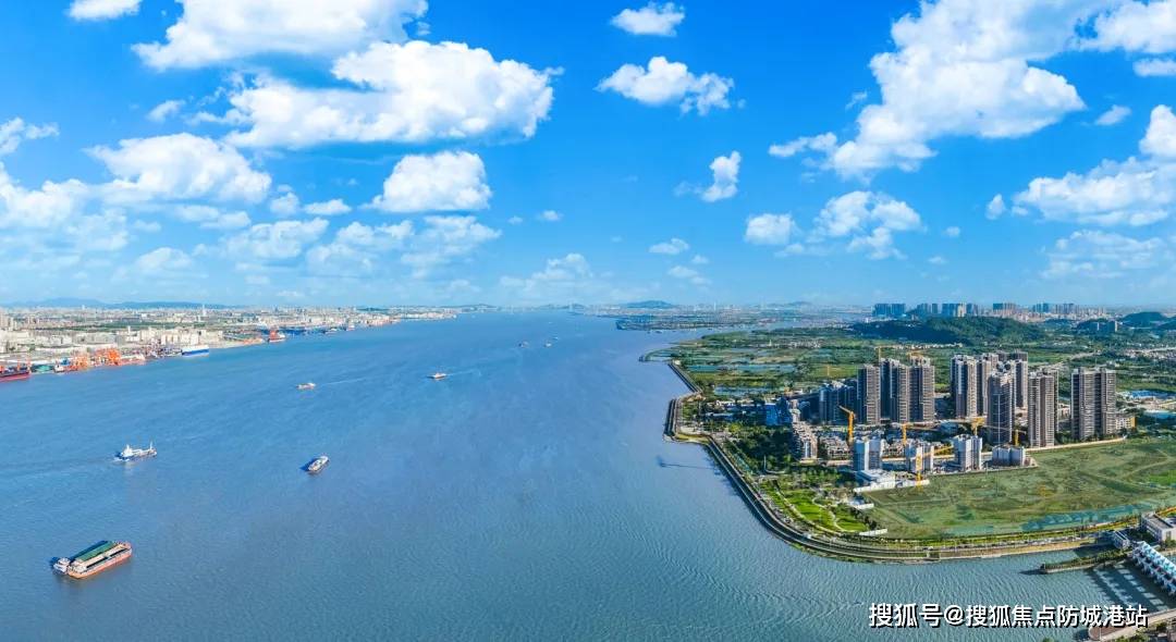 5公里的海平面,拥有l型270度的壮阔海景视线,堪比香港浅水湾,美国的