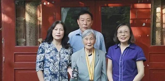 并亲自撰写一封证明书,给她取名史庆云,从此养母张君一边参加情报工作