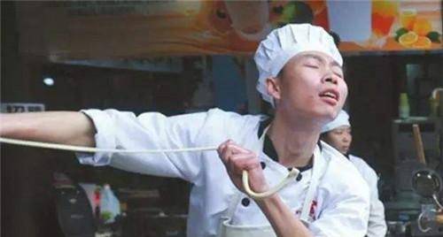 当年一夜爆红的拉面哥,辞职后迎娶富豪女粉丝,现在活