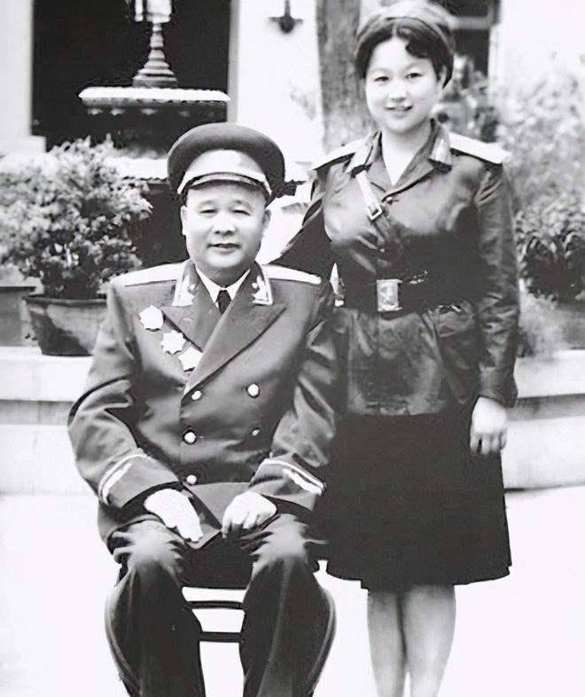 战斗结束后,刘震向徐海东要照相机,徐海东:钱已经给你送过去了