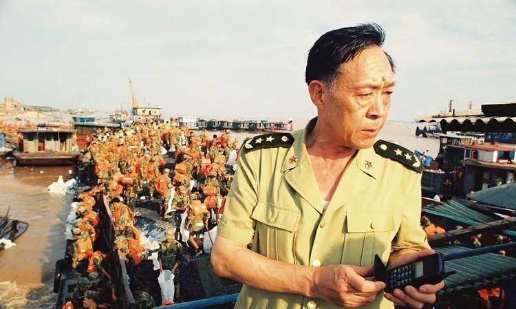 流泪指挥的将军已逝世5年,儿子如今是军队高干_董万瑞_董三榕_洪水