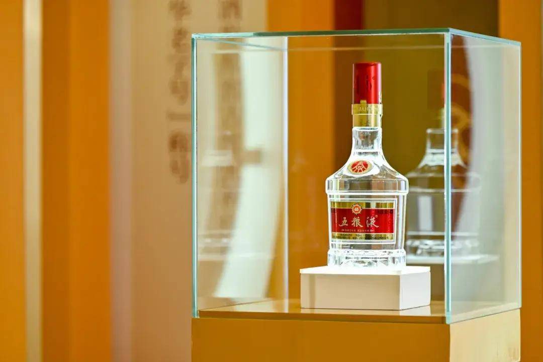 五粮液45度焕新回归，打造中国高端中度白酒引领者！_消费者_品质