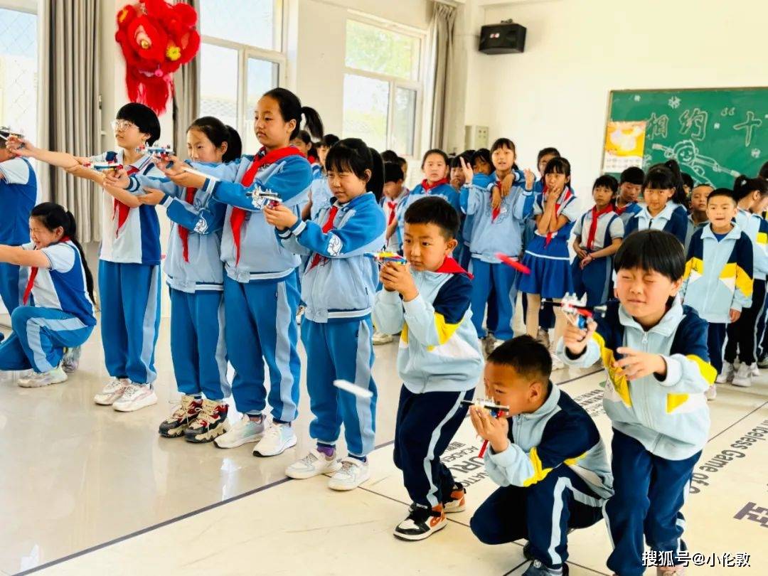 爱克斯机器人为讨思浩小学送编程课