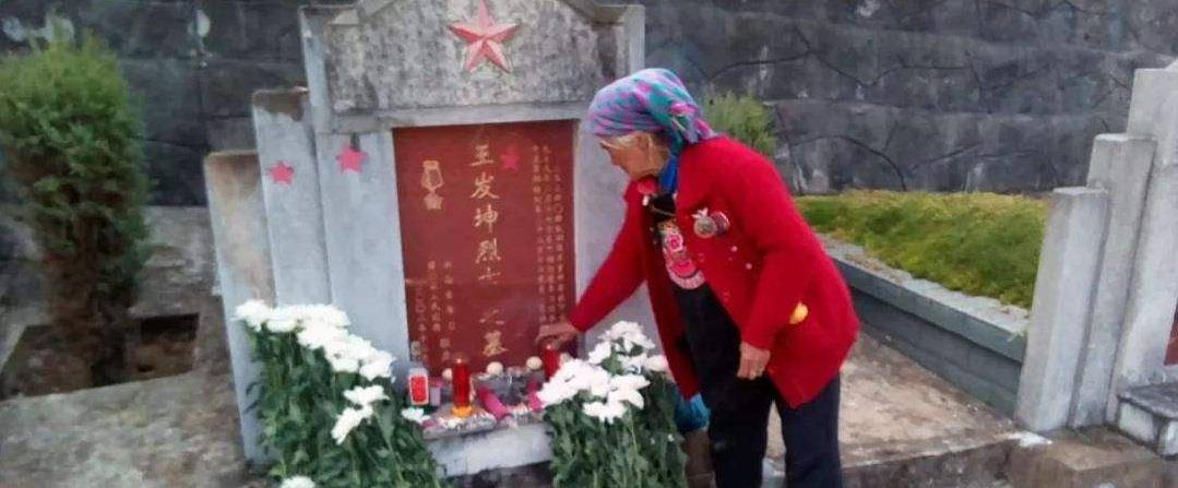 他22岁为国牺牲,未婚妻照顾其父母35载,苦寻多年终到墓碑前痛哭