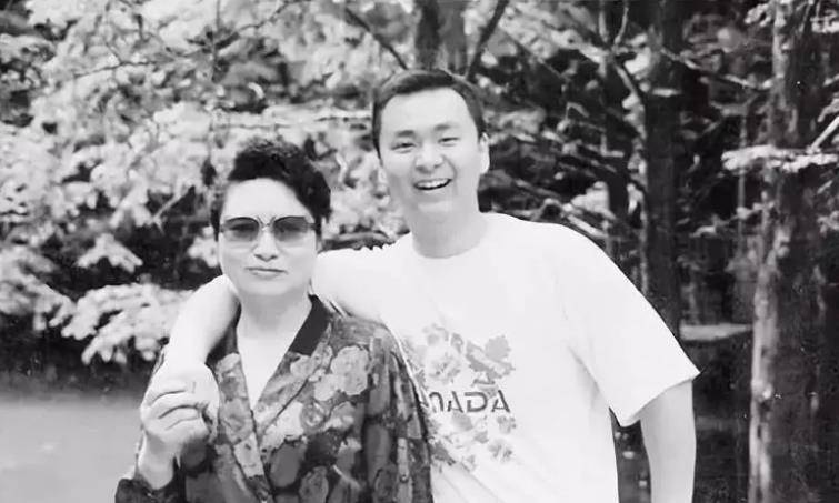 陈景润独子,年少时坚决不学数学,父亲身死后他却弃文学理_陈由伟_因为